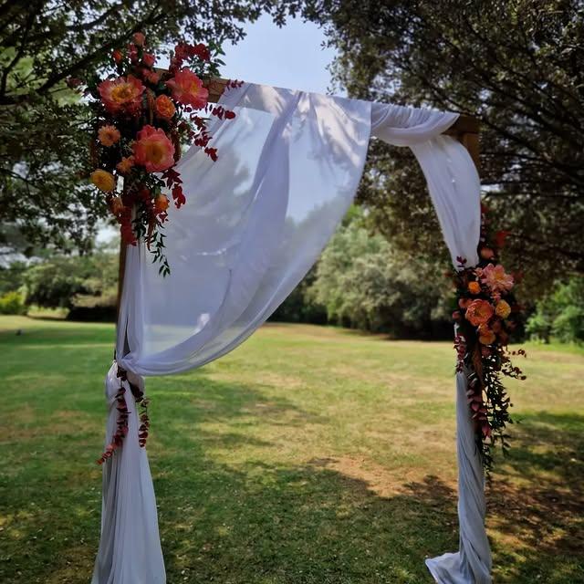 Arche-mariage-fleurs-orange-rose-voile-blanc