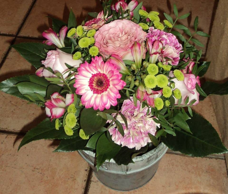 Composition-florale-rose-pot