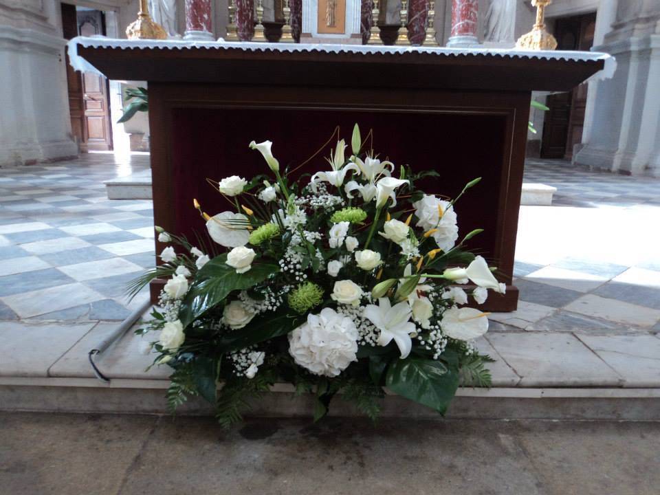 Composition-florale-blanche-ceremonie