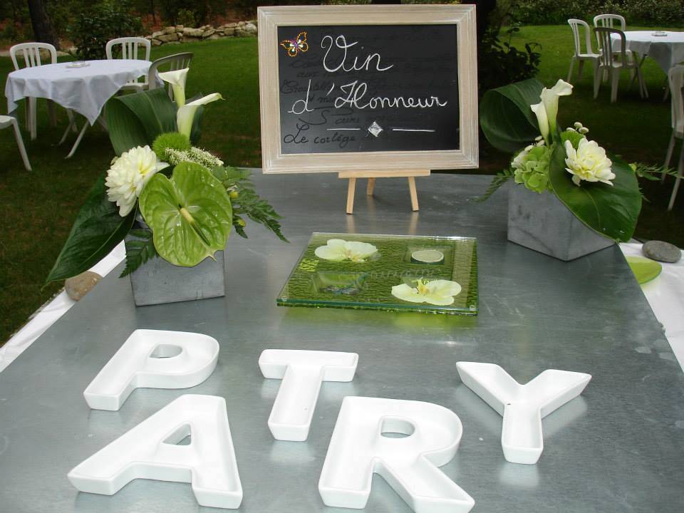 decoration-table-pot-fleurs-vertes-blanche