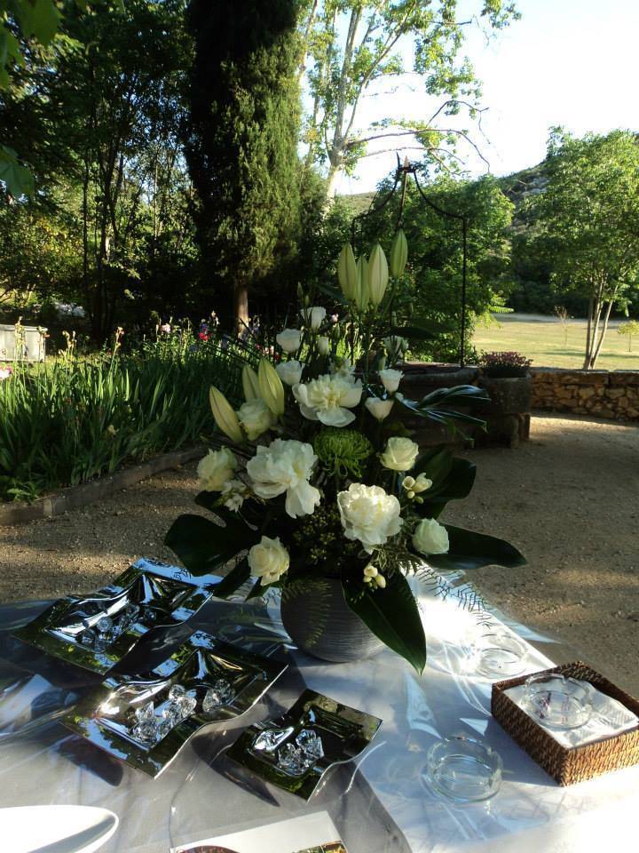 composition-florale-blanche-grand-pot