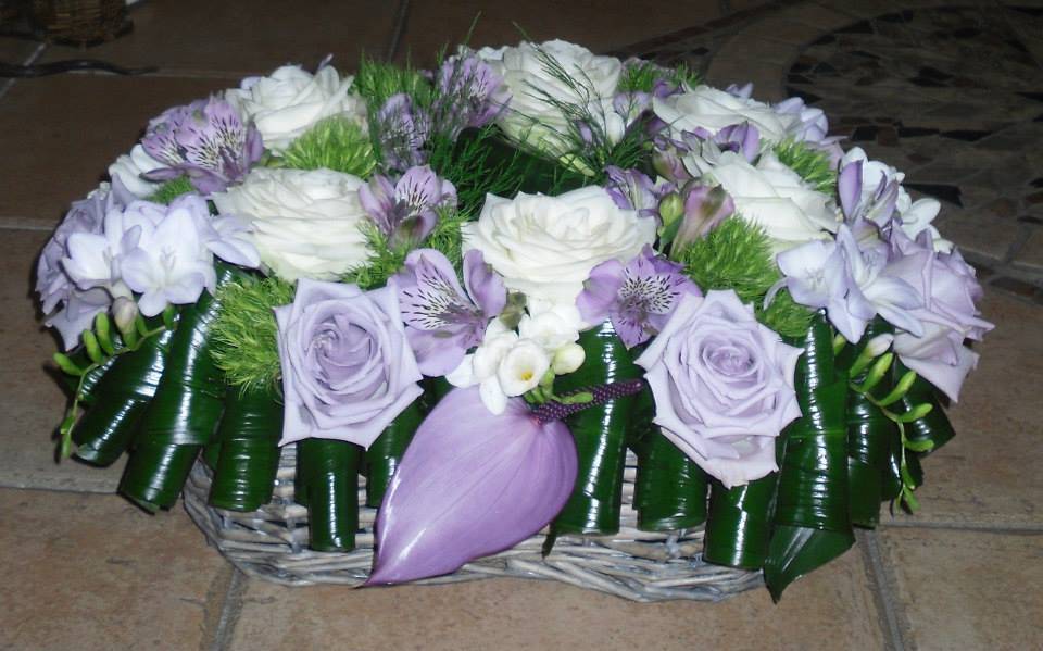 composition-florale-violette-tombe