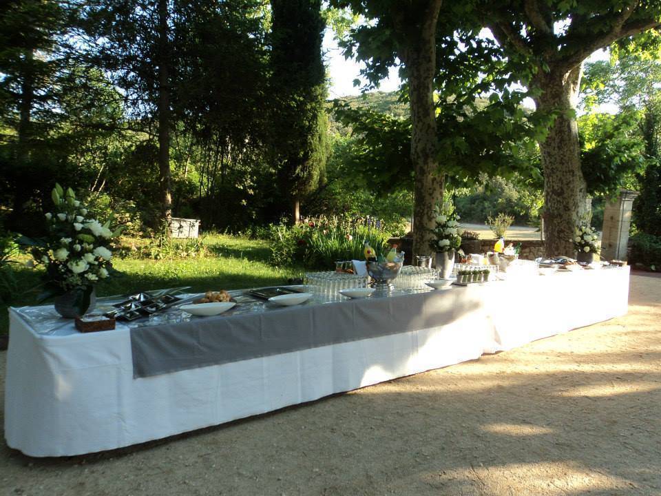 table-ceremonie-decoration-florale-blanche