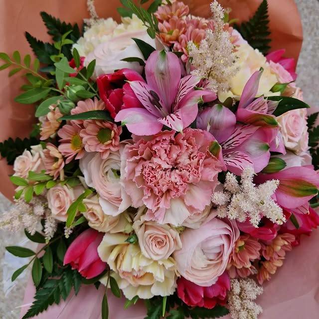 bouquet-rose-saumon-blanc-fushia