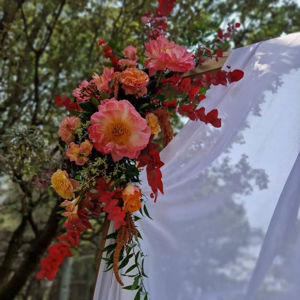 composition-fleurs-orange-rose-mariage-arche